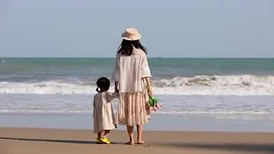 4k实拍海边亲子母女户外散步视频的预览图
